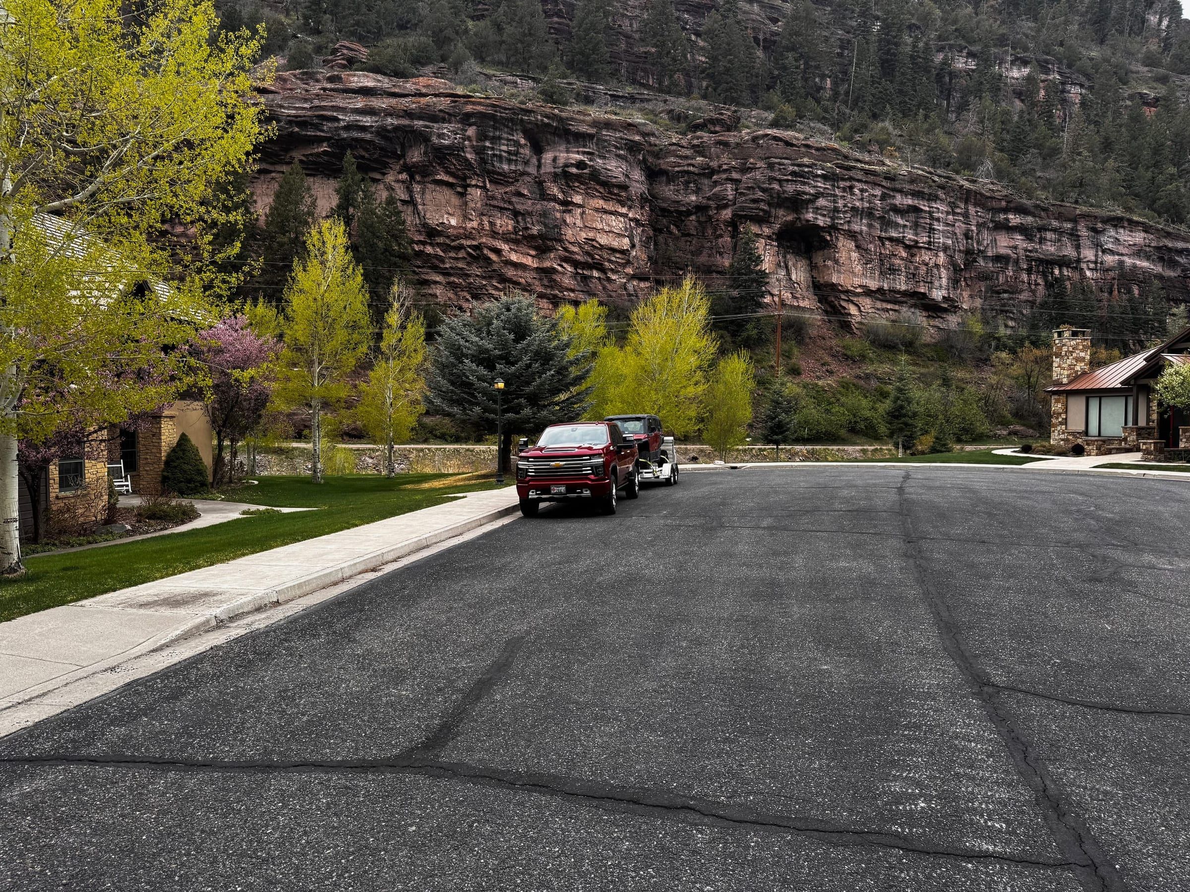 Red sandstone cliffs above the cul-de-sac