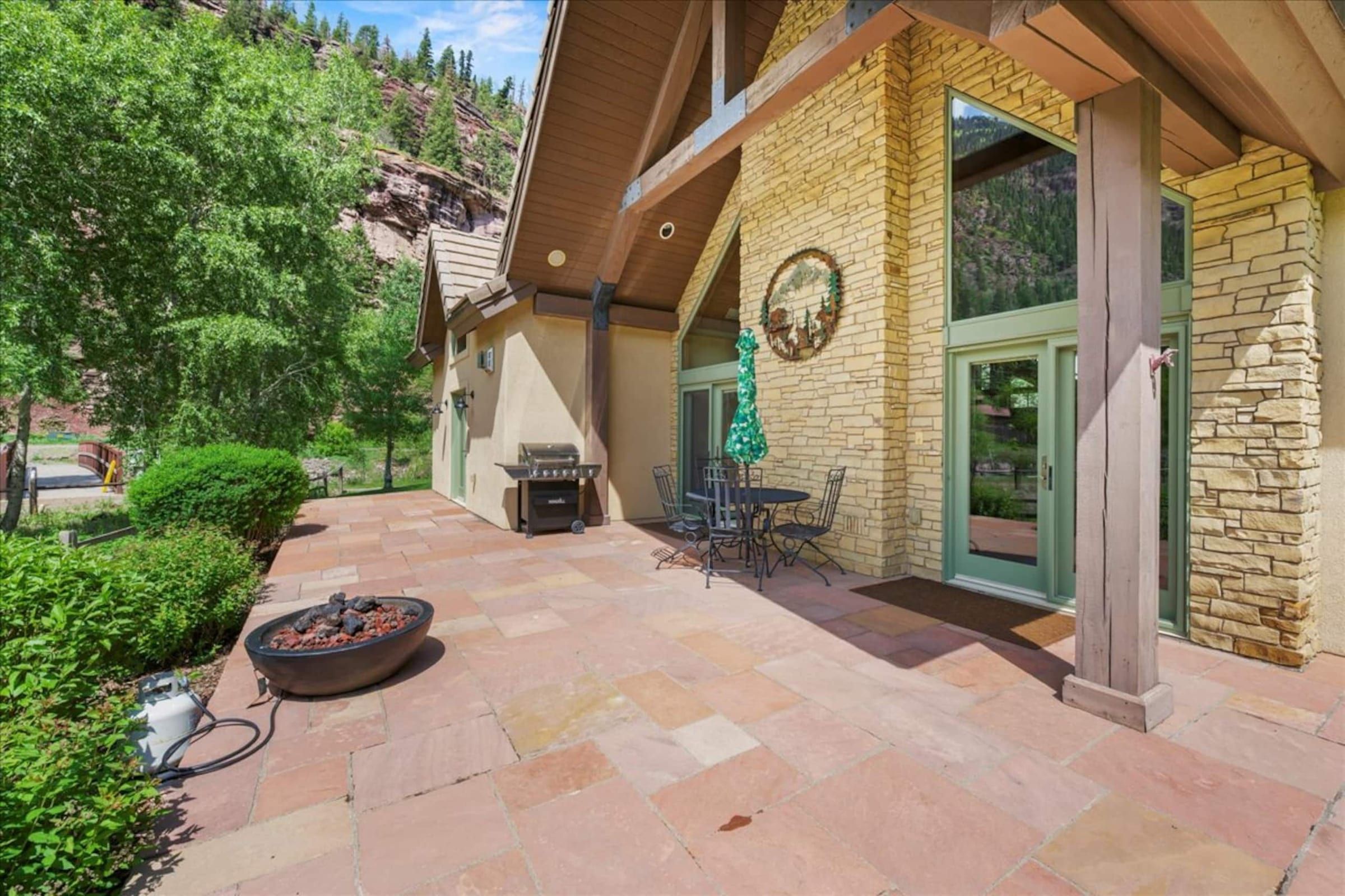 The side courtyard: flagstone, a fire bowl and a second dining set